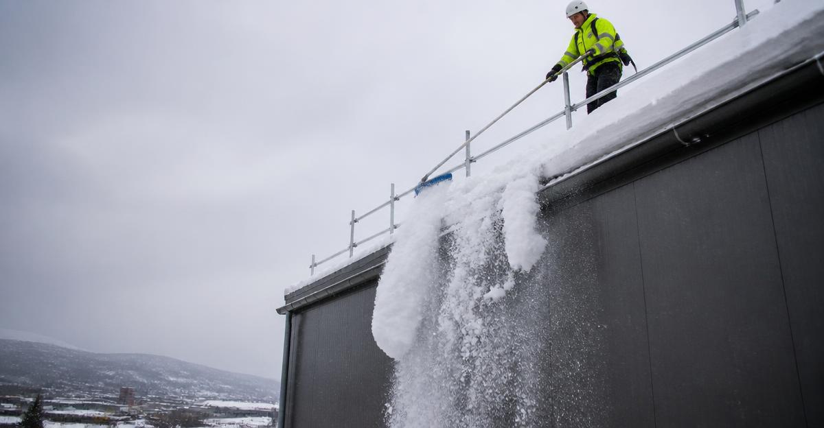 Fjerne snø fra tak: Når er det nødvendig?