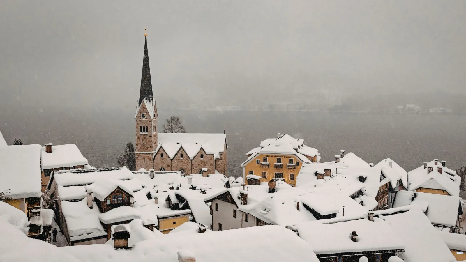 Snölast på stort fastighetstak vintertid.