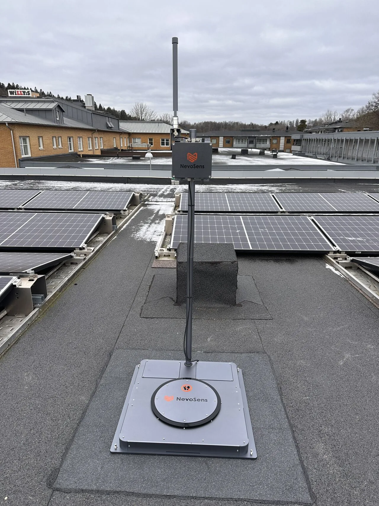 NevoSens snösensor och gateway monterad på tak med solcellsanläggning på en ICA-fastighet i Göteborg